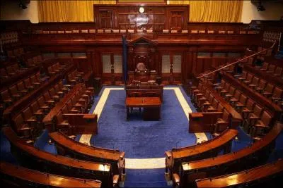 Quel est le nom irlandais de la chambre basse du Parlement de l'Irlande ?