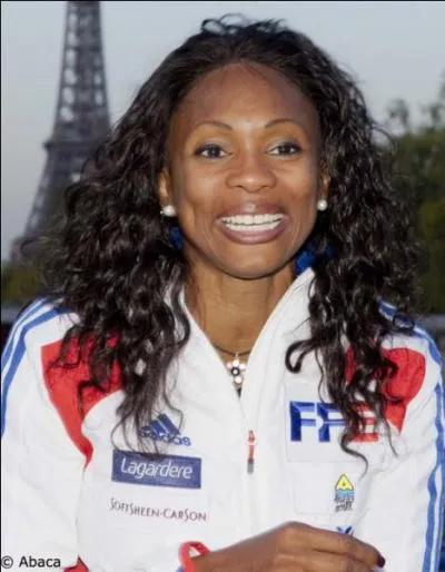 L'escrimeuse franaise Laura Flessel, pointe son pe avec sa main droite ou gauche ?