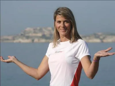 Cette ancienne championne de planche  voile : Nathalie Simon, est droitire ou gauchre ?