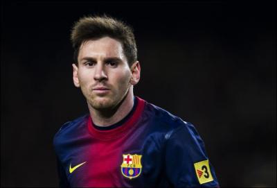 Lionel Messi joue du pied droit ou du pied gauche ?