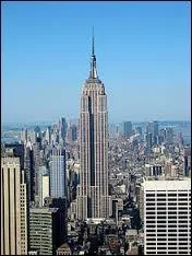 Combien de mtres mesure l'Empire State Building (sans l'antenne) ?