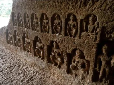 Quel est le nom de l'immense parc au Nord de la municipalit de Mumbai, abritant des vestiges archologiques millnaires mais galement des lopards en libert ?