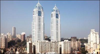 Quelles tours jumelles de 252 mètres dominent-elles Mumbai depuis 2010 ?