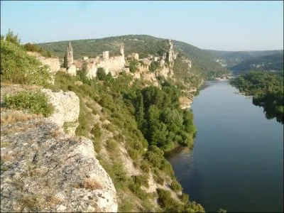 Dans quel dpartement allons-nous terminer notre promenade si nous visitons le merveilleux village d'Aiguze dont la tour des Sarrasins rappelle leur tumultueux passage de 725  737 ?