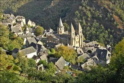 L'abbatiale de Conques dans le dpartement de l'Aveyron renferme un trsor de la sculpture et de l'orfvrerie romane, combien de personnages pourrez-vous admirer au tympan de son portail occidental ?