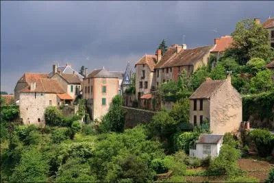 Quel est ce pittoresque village du dpartement de l'Indre, enserr par une double enceinte de remparts o le 4 aot vous pourrez assister  une foire interrgionale des bliers ?