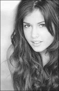 Je suis une actrice britannique n  Newcastle upon Tyne le 8 juillet 1993. Qui suis-je ?