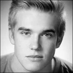 Je suis un acteur britannique n  Basildon le 25 mai 1993. Qui suis-je ?