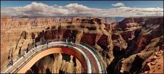 Qui attaque le groupe dans le Grand Canyon ?