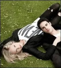 Avec qui Caroline est-elle sur cette photo ?