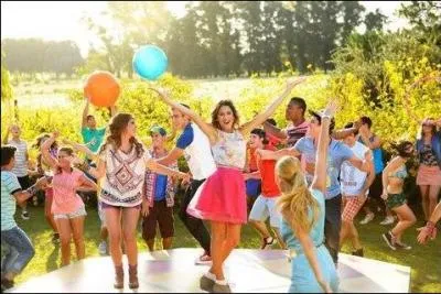 Quel est le titre de la chanson chante par Violetta  l'aroport au dbut de l'pisode 1 ?