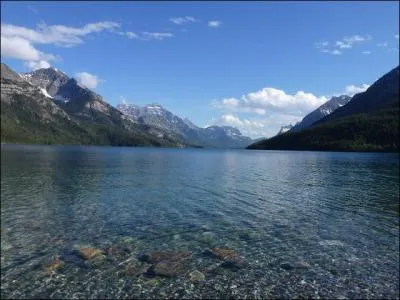 Les 4 lacs ci-dessous font partie des 4 plus grands lacs au monde. Lequel est le plus petit avec une superficie infrieure  70 000 km ?