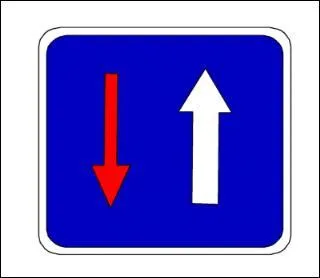 Lorsque je rencontre ce panneau et qu'un vhicule arrive en sens inverse :