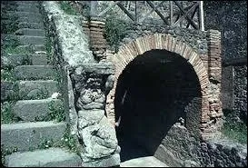 Quels sont ses passages dans le Colise, permettant la sortie de la foule ?