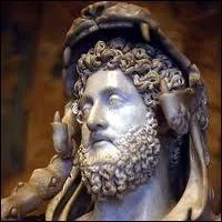 Quel empereur participait aux courses de chars et combattait contre les animaux sauvages et mme comme gladiateur dans l'arne ?