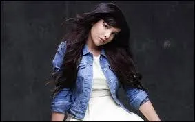  Tourner dans le vide , Indila : Seule je crie son nom quand...