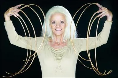 Quelle est la longueur totale des ongles de cette femme, mis bout � bout ?