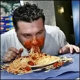 Le plus rapide mangeur de pizzas en a englouti douze en combien de temps environ ?