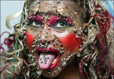 Cet homme d�tient le record du nombre de piercings. Combien en a-t-il ?