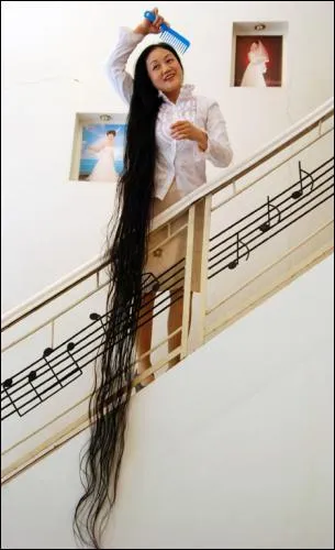 Quelle est la longueur des cheveux de cette femme ?