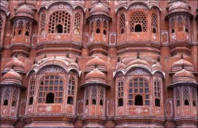 Parmi ces 4 villes, laquelle n'est pas surnomme  la ville rose  ?