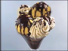 Quelle est la couleur de cette dame en image ?