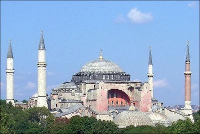 Comment s'appelle l'ancienne capitale de la Turquie où a été construite Sainte-Sophie