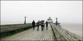 Avec quoi jouent-ils au foot ?