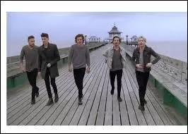 Qui porte une veste en jean ?