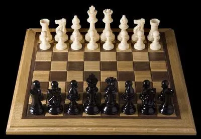 Quels pièces commencent la partie d'échecs ?