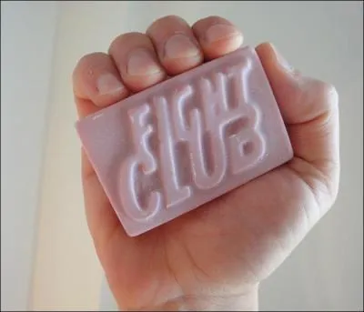 Avec quoi Tyler fabrique-t-il du savon ?