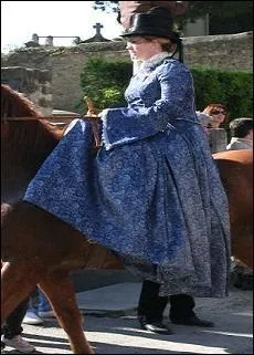 Il y a plusieurs modèles de tenues selon les circonstances, et plusieurs façons de réaliser un costume de cavalière. Comment est taillé le bas de la jupe ci-contre ?