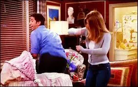 Pour faire rire leur bb Emma, Ross et Rachel ne trouvent pas mieux qu'un titre de rap un peu grossier qui est ?