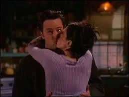 Mais quelle ide a eue Monica, imposer de fabriquer soi-mme son cadeau de la Saint-Valentin. Pour Chandler, c'est l'horreur... avant qu'il ne retrouve une cassette enregistre de chansons romantiques... Quel est le slow sur lequel ils vont danser avant que Janice... . LOL