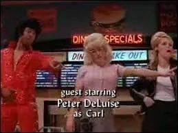 La pauvre Monica est dj oblige de se dguiser en clone de Dolly Parton, pour travailler dans un caf, mais ses amis mettent de l'argent dans le juke-box pour l'obliger  grimper sur le bar et  danser... ?