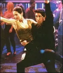 Durant l'incroyable numro de danse de Ross et de sa sur Monica, au show Tv  Dick Clark's New Year's Rockin' Eve , quel est le titre de la chanson qui met terriblement en valeur les lucubrations du couple qui veut  tout prix monter sur la plate-forme ?