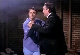 Quel rgal de voir Joey se prendre totalement au jeu de la danse de salon, accepte d'abord pour sauver les filles, et jouer les Ginger Rogers avec Mr Treeger, sur le toit de l'immeuble, sur un air de Sinatra... .