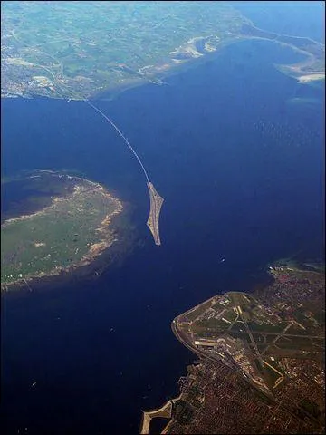 Le pont de l'resund : le 13e bloc du tunnel a t appel 12bis. Malgr cela, un incident a tout de mme eu lieu lors de sa pose au fond de la mer...