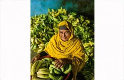 Récolte de bananes au Bangladesh. Où se situe ce pays ?