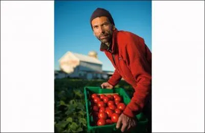 Cet exploitant récolte des tomates dans l'État dont la capitale est Madison. Où pratique-t-il donc son activité ?