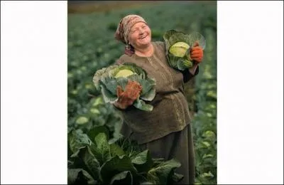 Quittons l'Afrique et rendons-nous à Hlynske, chez cette agricultrice produisant des choux. Son pays est bordé par la mer Noire et la mer d'Azov au sud.