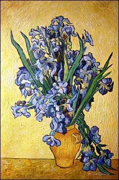 Vase avec iris violets sur fond jaune.