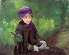 Susan assise en plein air avec un chapeau violet.