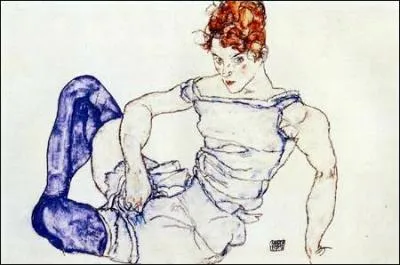 Femme assise avec des bas violets.