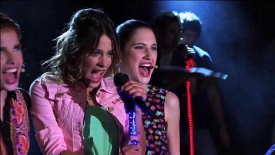 Que chantent les filles sur cette photo ?