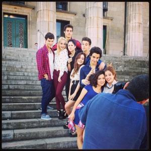 Violetta se rend compte au spectacle en Espagne que deux personnes complotent contre elle. De qui s'agit-il ?