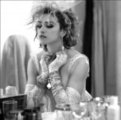 En 1984, Madonna a chant :  Ton amour a dcongel ce qui tait apeur et froid. Comme une vierge, touche pour la premire fois ...  . Quelle chanson est alors entre dans la lgende ?