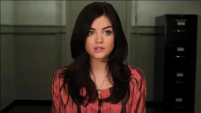 Avec qui Aria est-elle sortie dans la premire saison ?