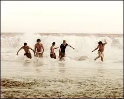 Qui chante le refrain seul avec une fille ?