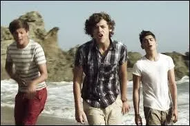 De quelle couleur est la voiture des filles ?